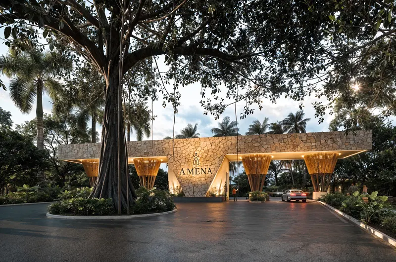 Portón de acceso de Amena bajo un árbol centenario